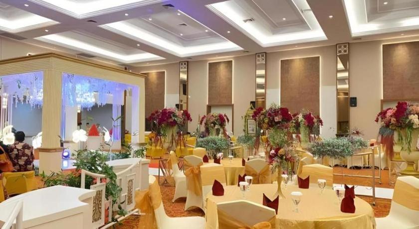 Mutiara Merdeka Hotel Pekanbaru Kültér fotó